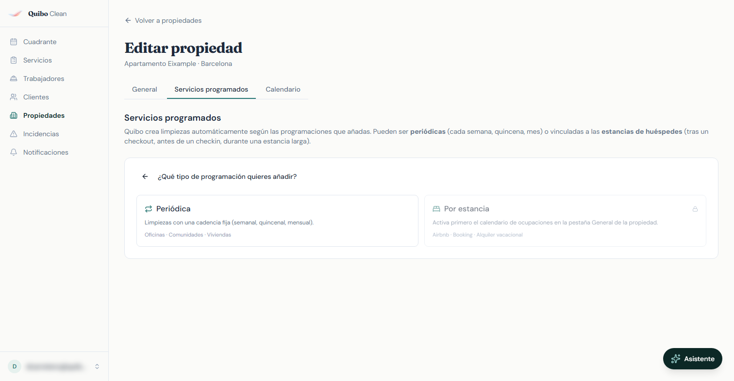 Mismo paso 1 en una propiedad sin calendario de ocupaciones: la tarjeta 'Por estancia' aparece deshabilitada con un candado y el mensaje 'Activa primero el calendario de ocupaciones en la pestaña General de la propiedad'.