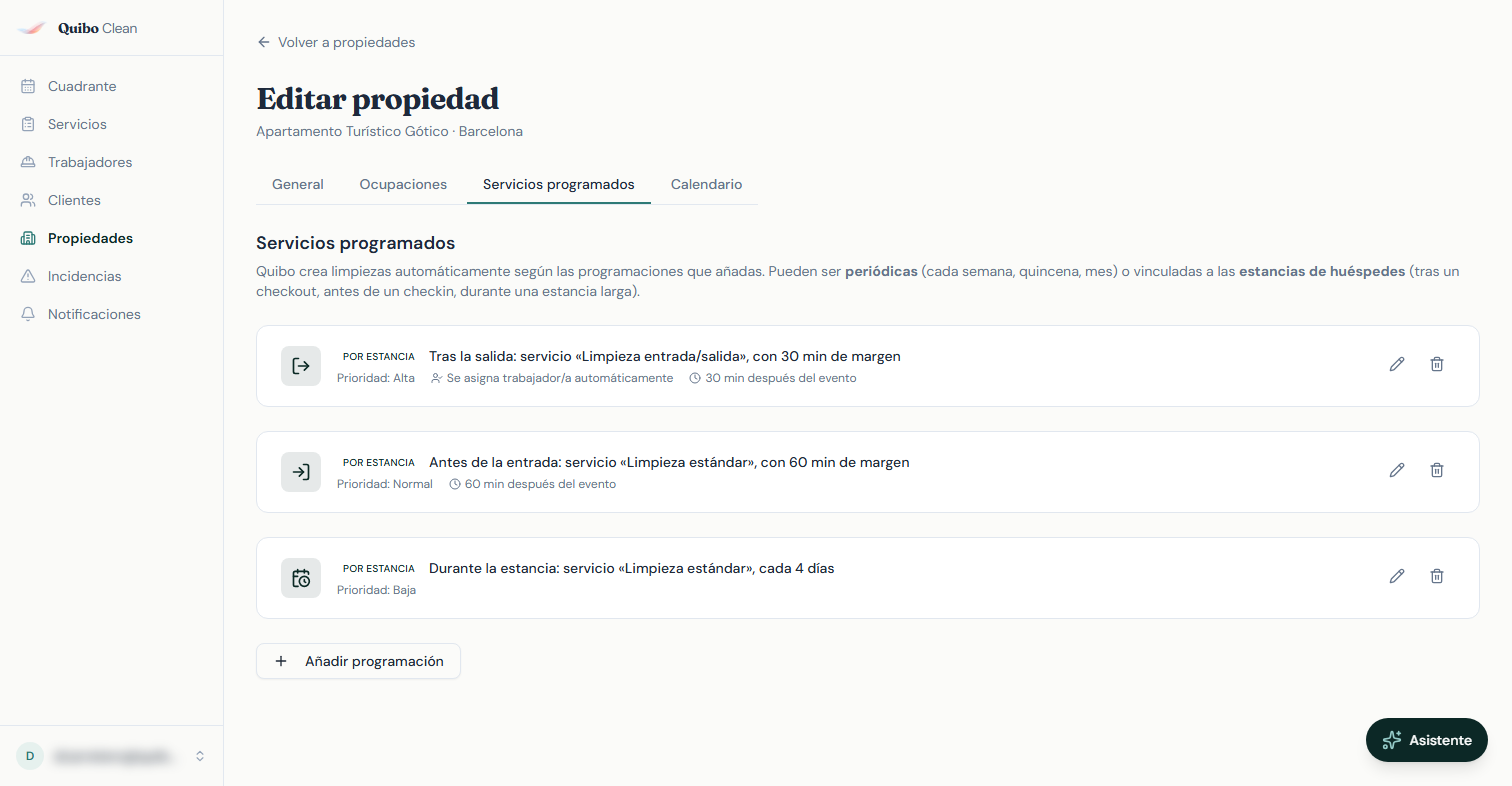Pestaña Servicios programados con tres programaciones por estancia (badge 'Por estancia') con sus iconos diferenciados (tras checkout, antes de checkin, durante estancia). Botón 'Añadir programación' debajo.